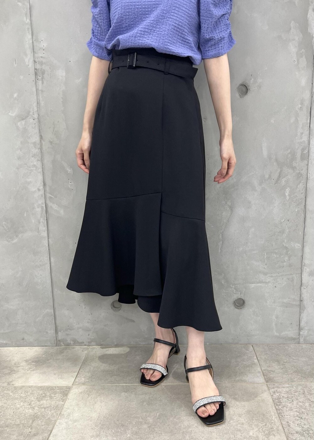 ブルー系のTシャツ/カットソー、ブラック系のサンダル、ブラック系のスカートを着用したレディースの夏コーディネートの6枚目の写真