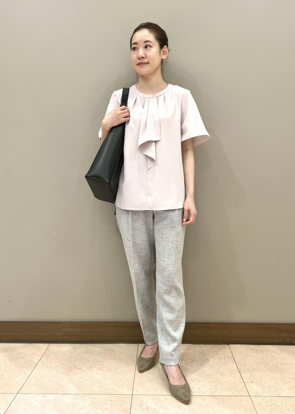 パープル系のシャツ/ブラウス、グレー系のテーラードジャケット、グレー系のその他パンツを着用したレディースの春コーディネートの6枚目の写真