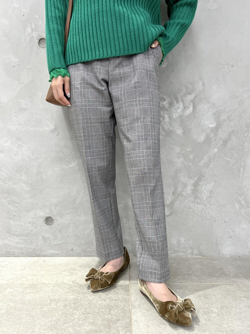 グリーン系のニット/セーター、グレー系のその他パンツ、ベージュ系のパンプスを着用したレディースの秋コーディネートの4枚目の写真