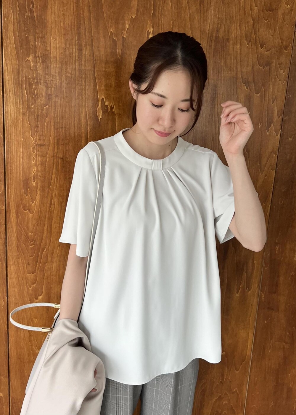 ブラック系のサンダル、ベージュ系のジャンパースカート、ホワイト系のシャツ/ブラウスを着用したレディースの夏コーディネートの5枚目の写真