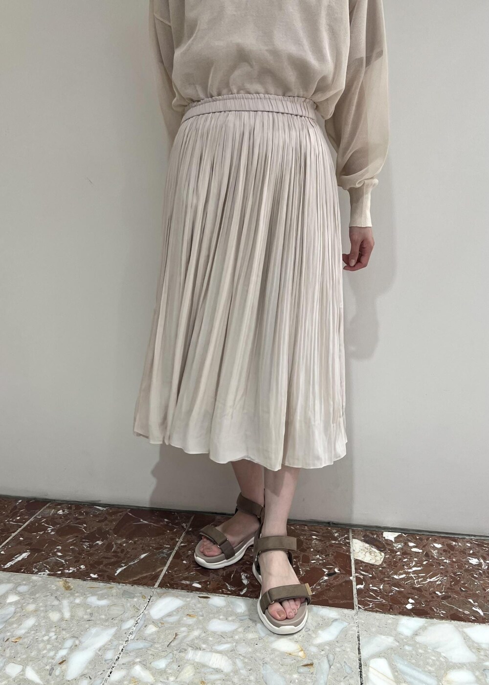 ベージュ系のTシャツ/カットソー、オレンジ系のトートバッグ、ベージュ系のサンダルを着用したレディースの夏コーディネートの5枚目の写真