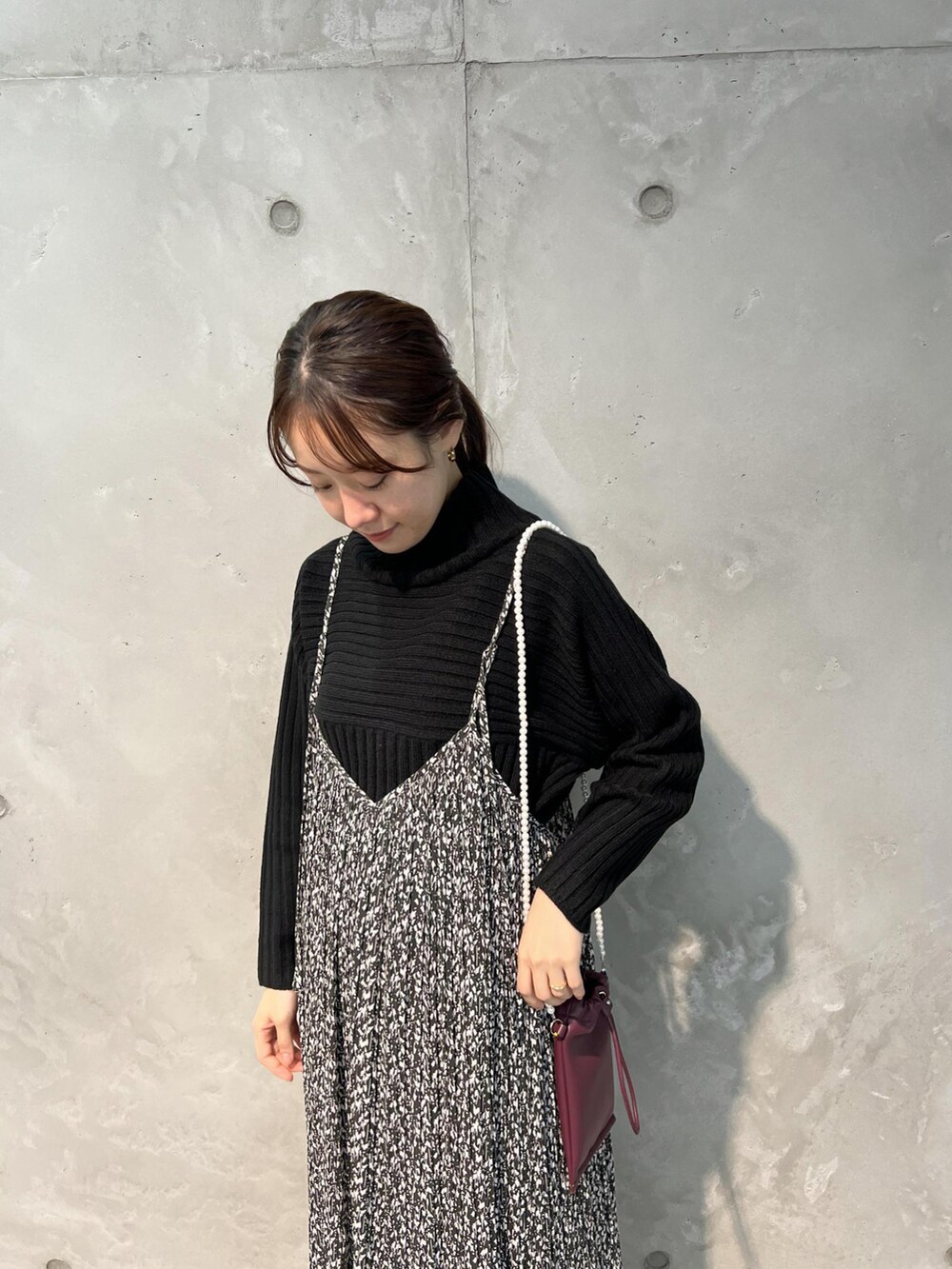 ブラック系のニット/セーター、ブラック系のワンピース、ブラック系のその他シューズを着用したレディースの夏コーディネートの3枚目の写真