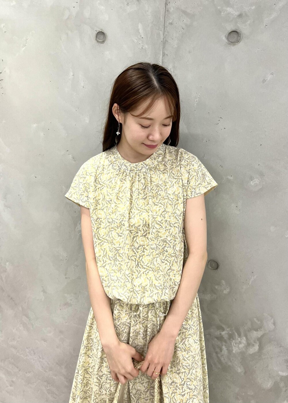 ベージュ系のサンダル、ホワイト系のトートバッグ、イエロー系のワンピースを着用したレディースの夏コーディネートの5枚目の写真