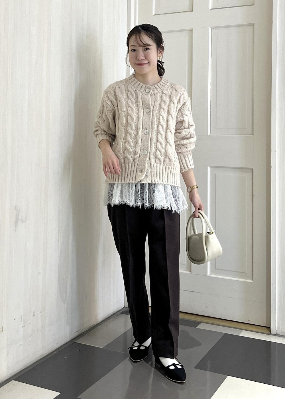 ブラック系のパンプス、ホワイト系のショルダーバッグ、ブラウン系のその他パンツを着用したレディースの冬コーディネートの4枚目の写真