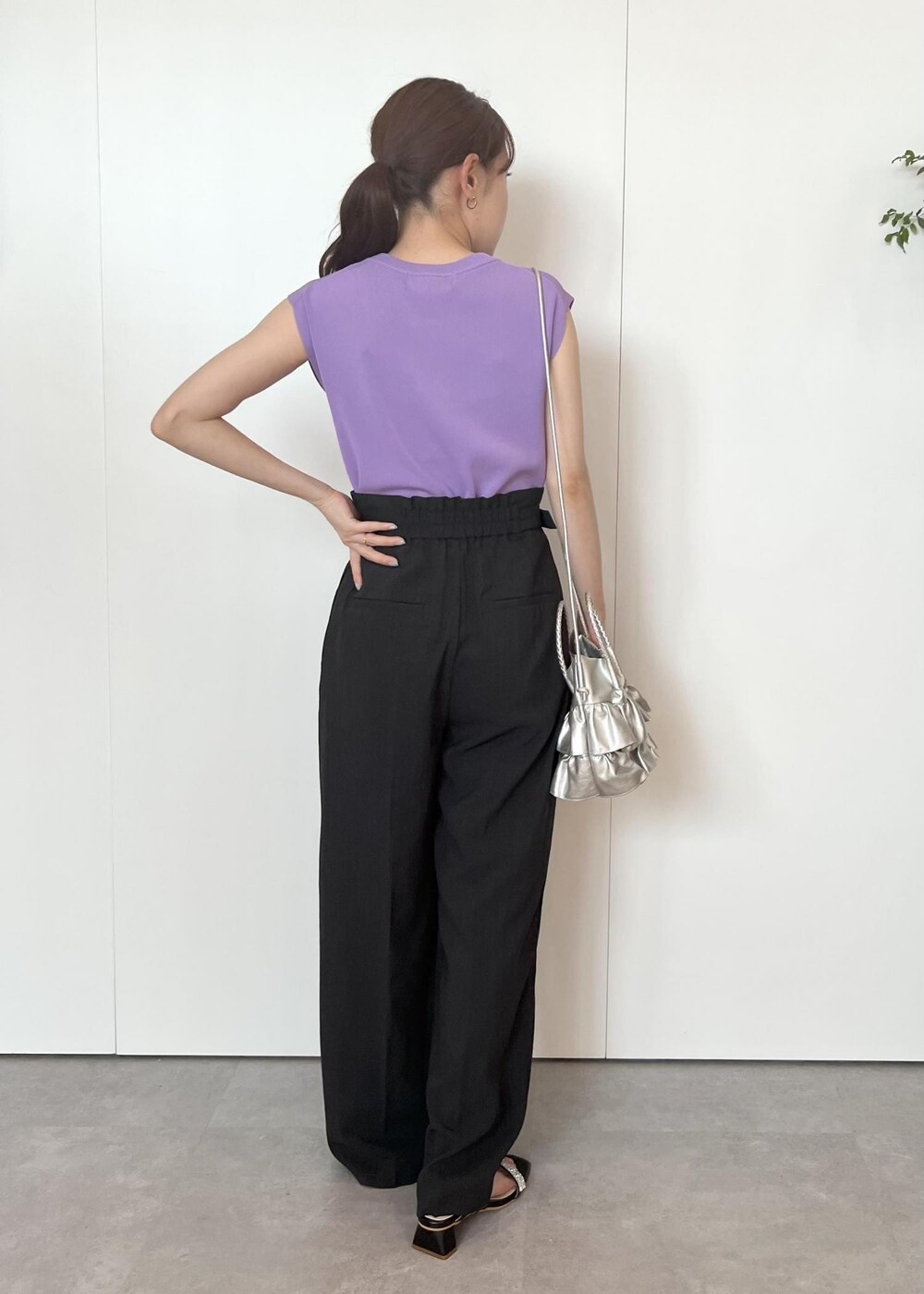 パープル系のニット/セーター、グレー系のその他パンツ、ブラック系のサンダルを着用したレディースの夏コーディネートの3枚目の写真