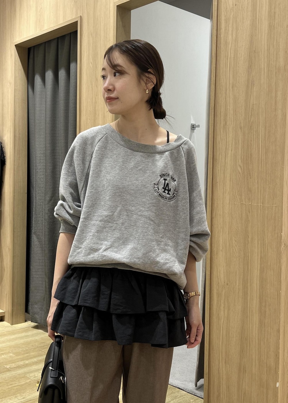 ブラック系のショルダーバッグ、ブラック系のキャミソール、グレー系のスウェットを着用したレディースの秋コーディネートの3枚目の写真