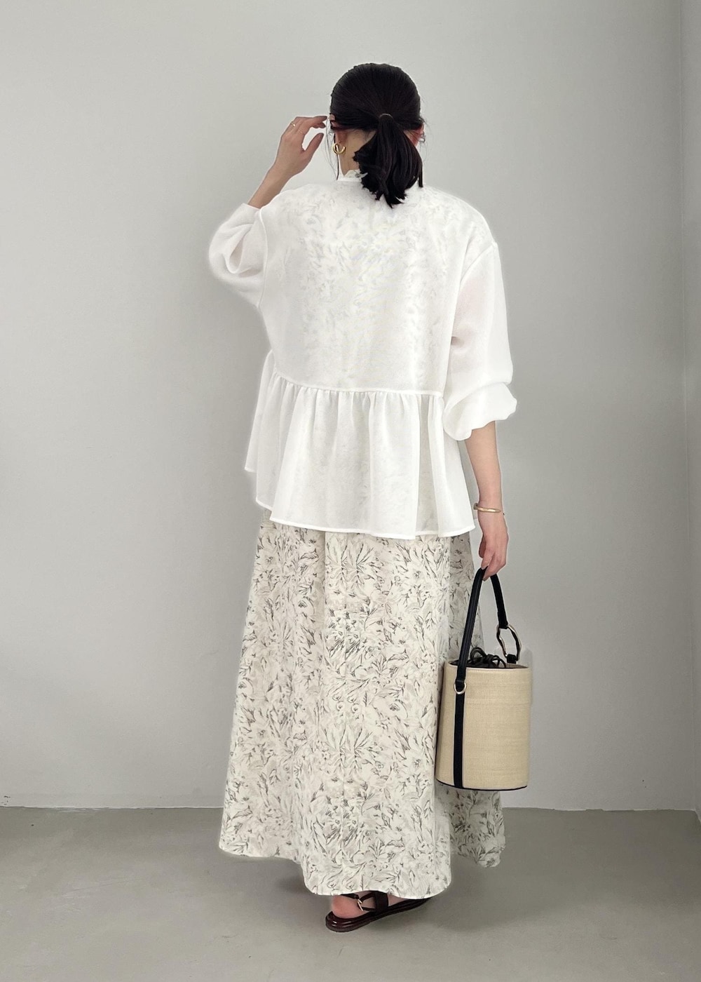 ホワイト系のブルゾン、ブラック系のサンダル、ホワイト系のワンピースを着用したレディースの春コーディネートの4枚目の写真