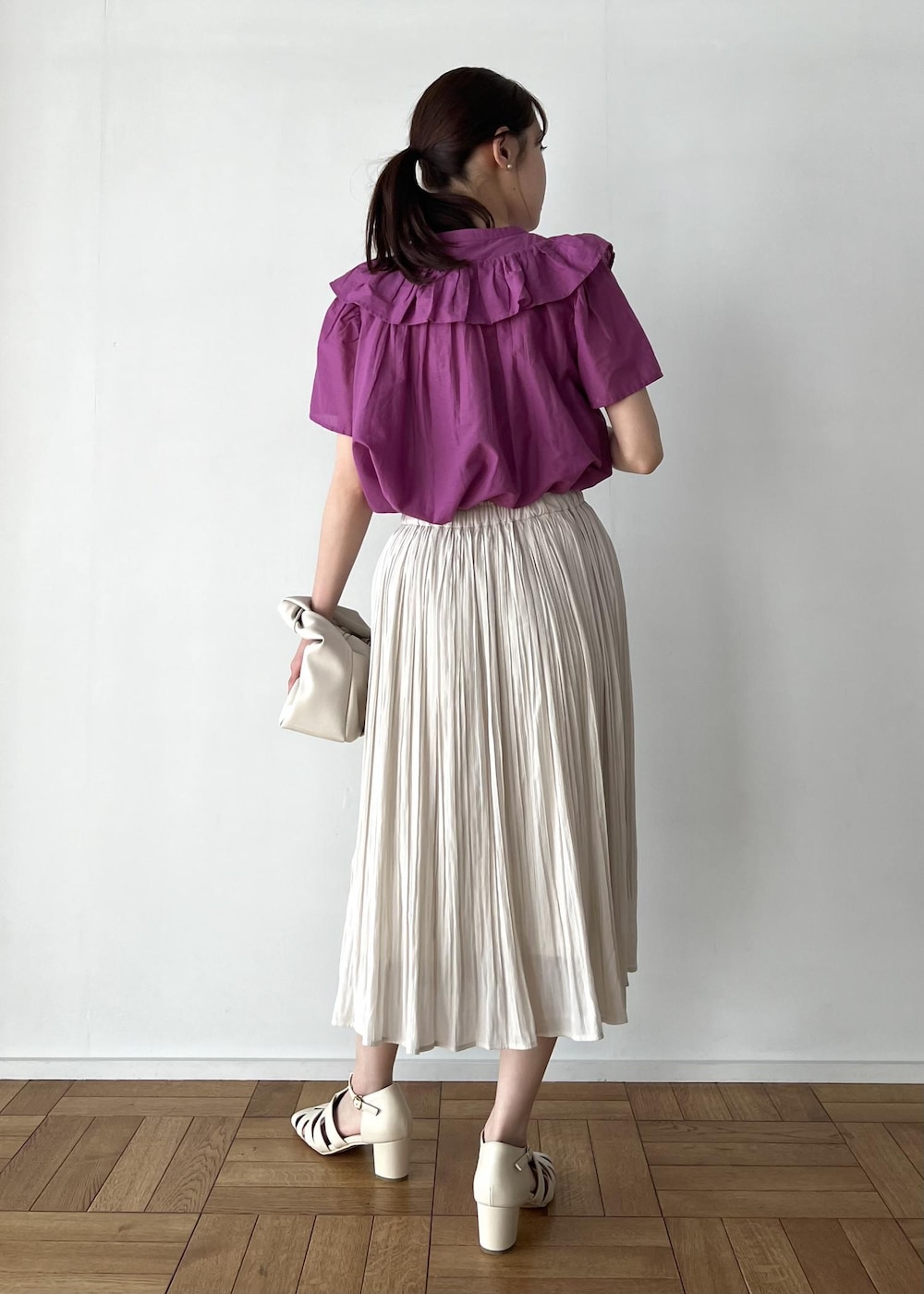 ベージュ系のスカート、ホワイト系のサンダル、ホワイト系のショルダーバッグを着用したレディースの夏コーディネートの3枚目の写真