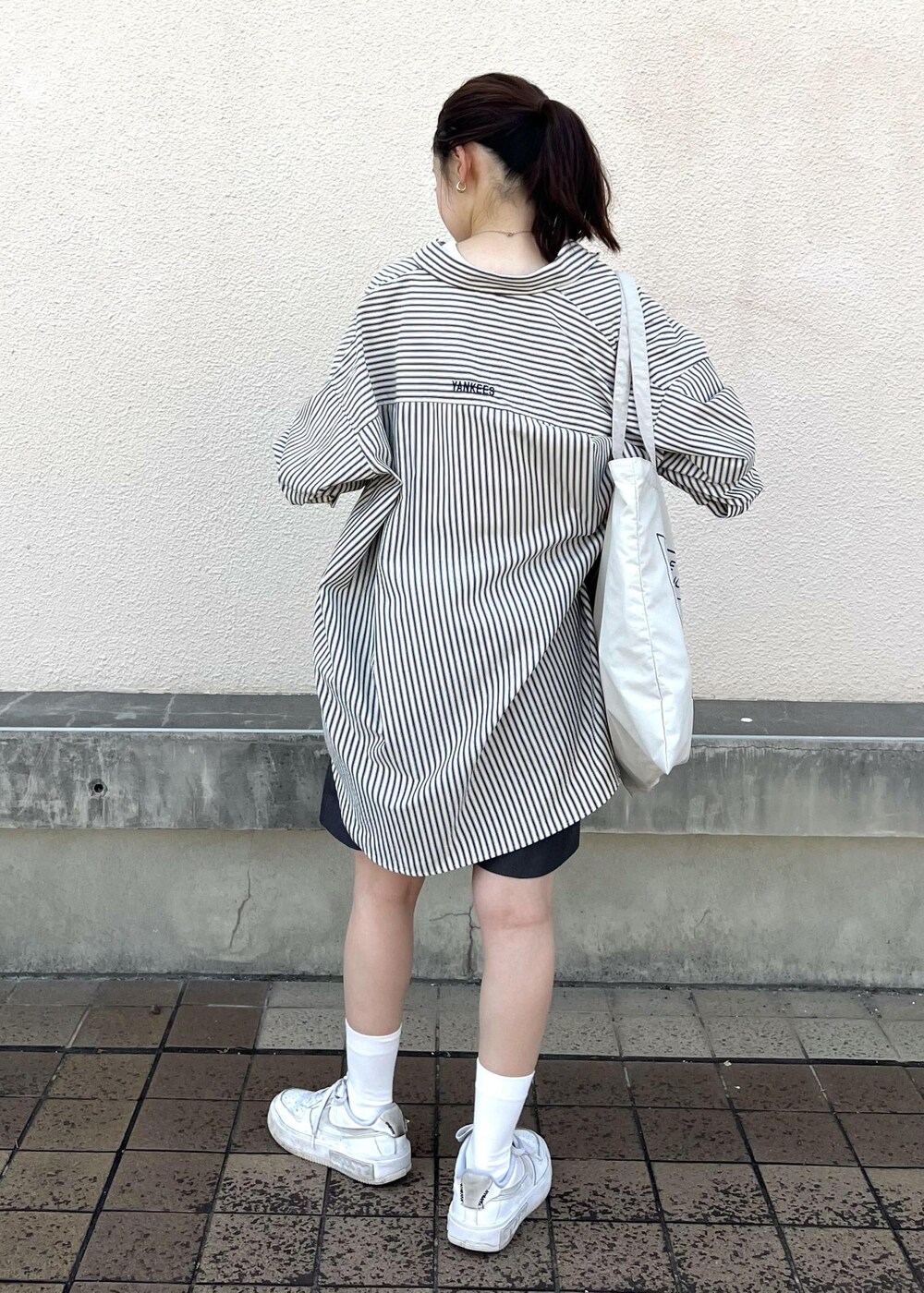 グレー系のその他パンツ、ホワイト系のタンクトップ、ホワイト系のシャツ/ブラウスを着用したレディースの秋コーディネートの3枚目の写真