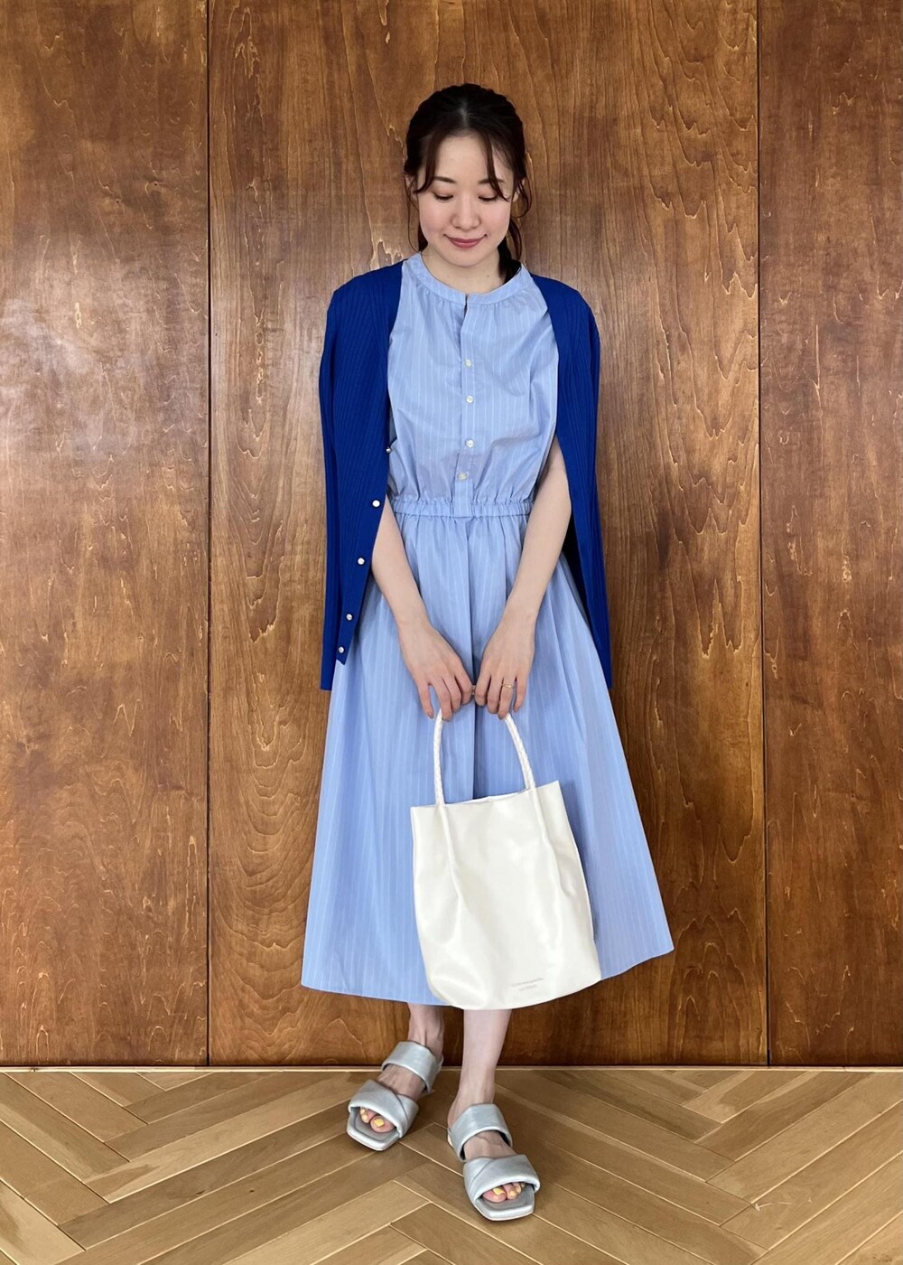 シルバー系のサンダル、ブルー系のカーディガン/ボレロ、ホワイト系のトートバッグを着用したレディースの夏コーディネートの4枚目の写真