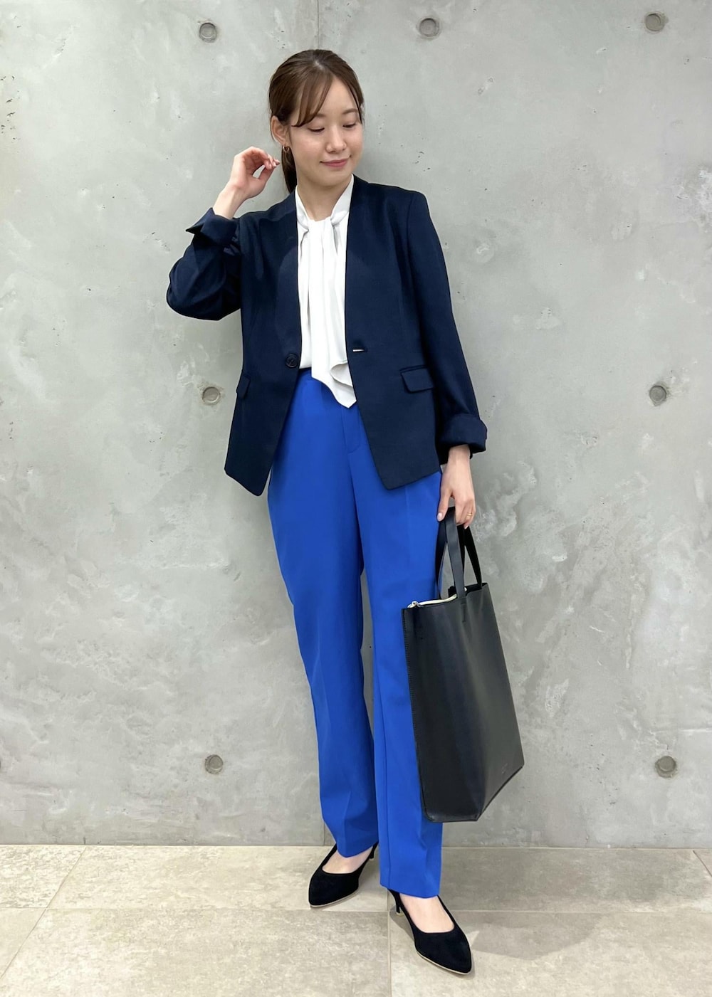 ブラック系のパンプス、グレー系のシャツ/ブラウス、ブラック系のトートバッグを着用したレディースの夏コーディネートの5枚目の写真