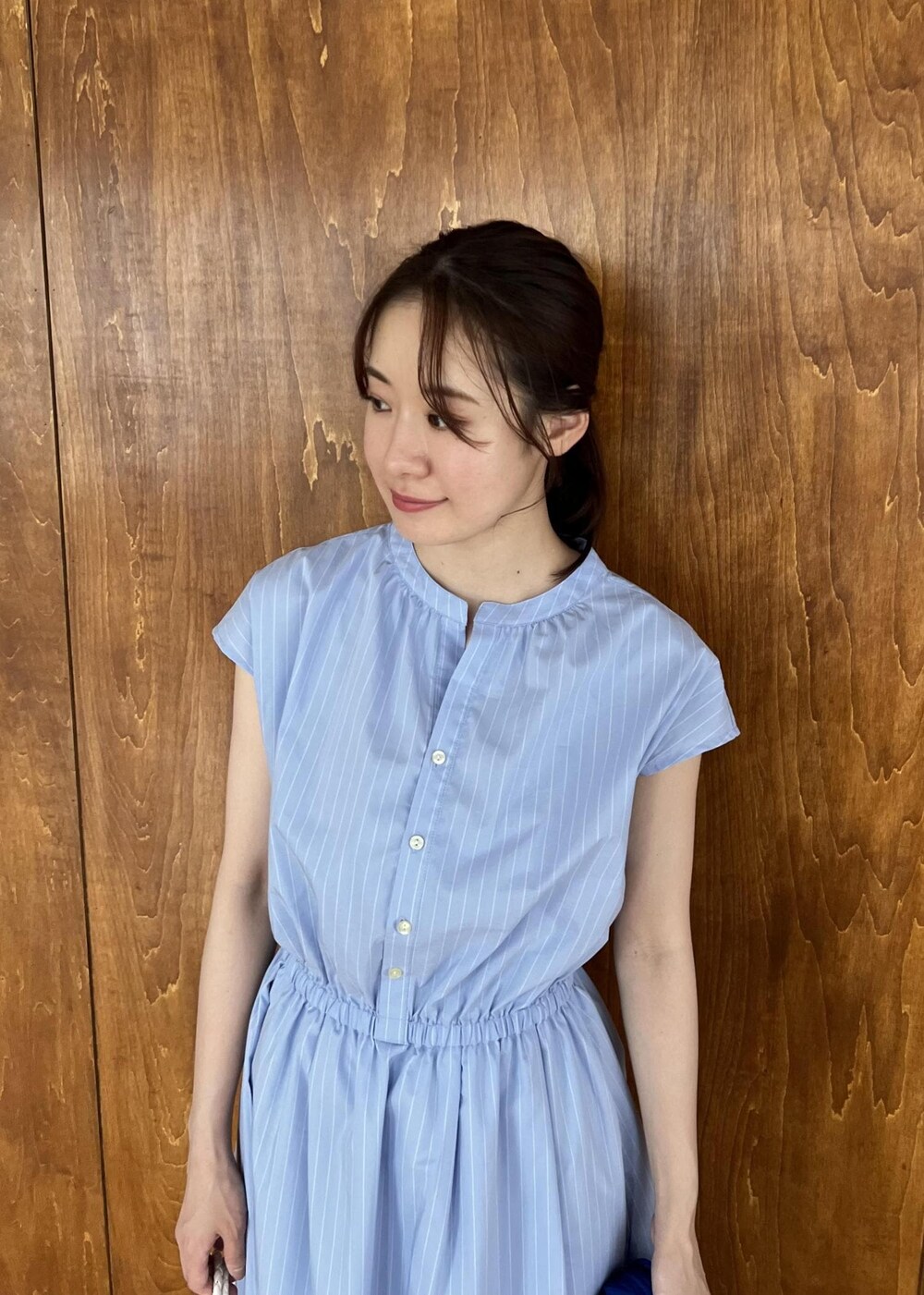 シルバー系のサンダル、ブルー系のカーディガン/ボレロ、ホワイト系のトートバッグを着用したレディースの夏コーディネートの5枚目の写真