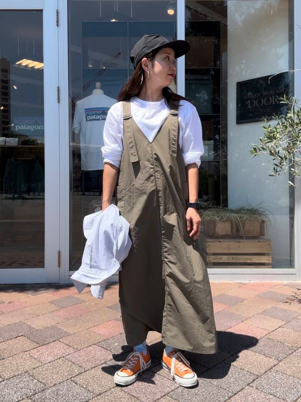 グリーン系のワンピース、グレー系のシャツ/ブラウス、ホワイト系のTシャツ/カットソーを着用したレディースの夏コーディネートの3枚目の写真