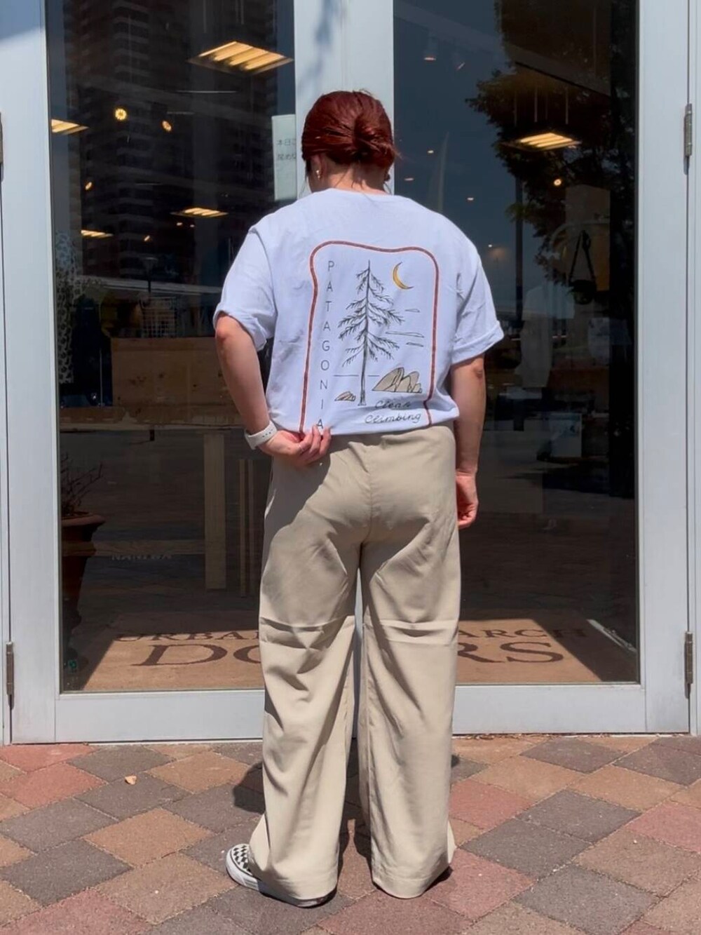 ベージュ系のその他パンツを着用したレディースの春コーディネートの3枚目の写真