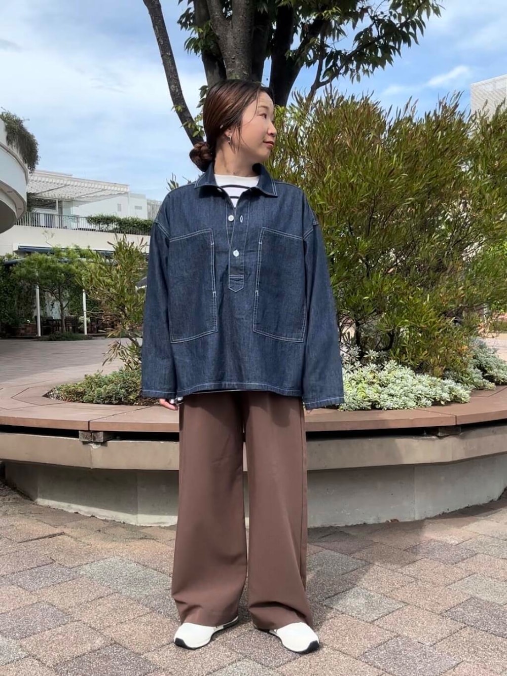 ホワイト系のTシャツ/カットソー、ブラウン系のその他パンツ、ブルー系のシャツ/ブラウスを着用したレディースの秋コーディネートの2枚目の写真