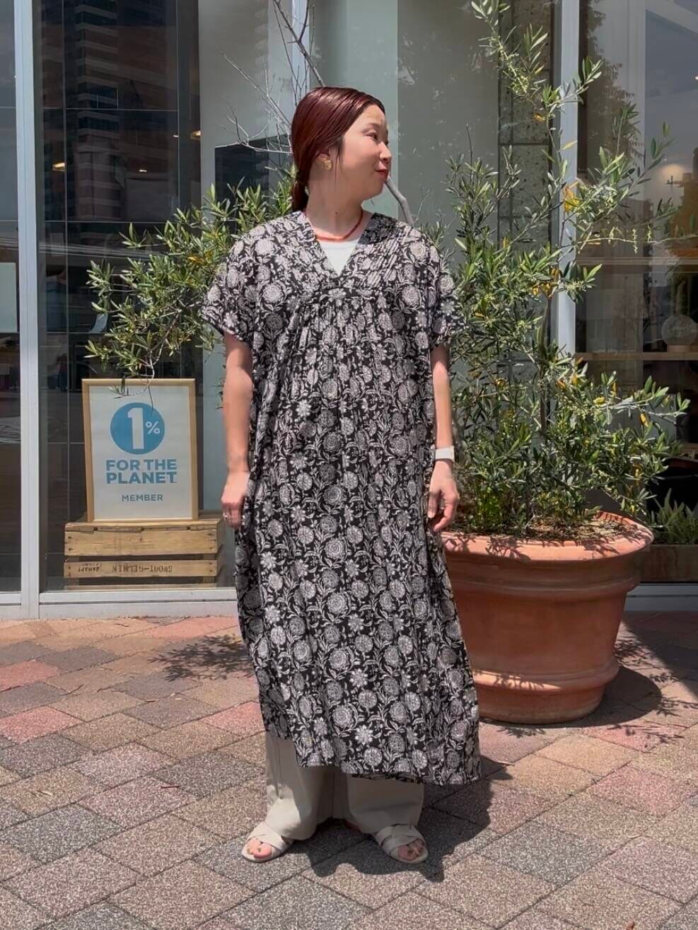 「ワンピース、イージーパンツ、カジュアルコーデ、サンダル、かぐれ、doors、低身長コーデ、soil、smellysó」｜「SMELLYのSMELLY so’　carnelian necklace（ネックレス、レッド系）」を使った、Sayakaさん（レディース・150cm）の春コーディネートの2枚目の写真