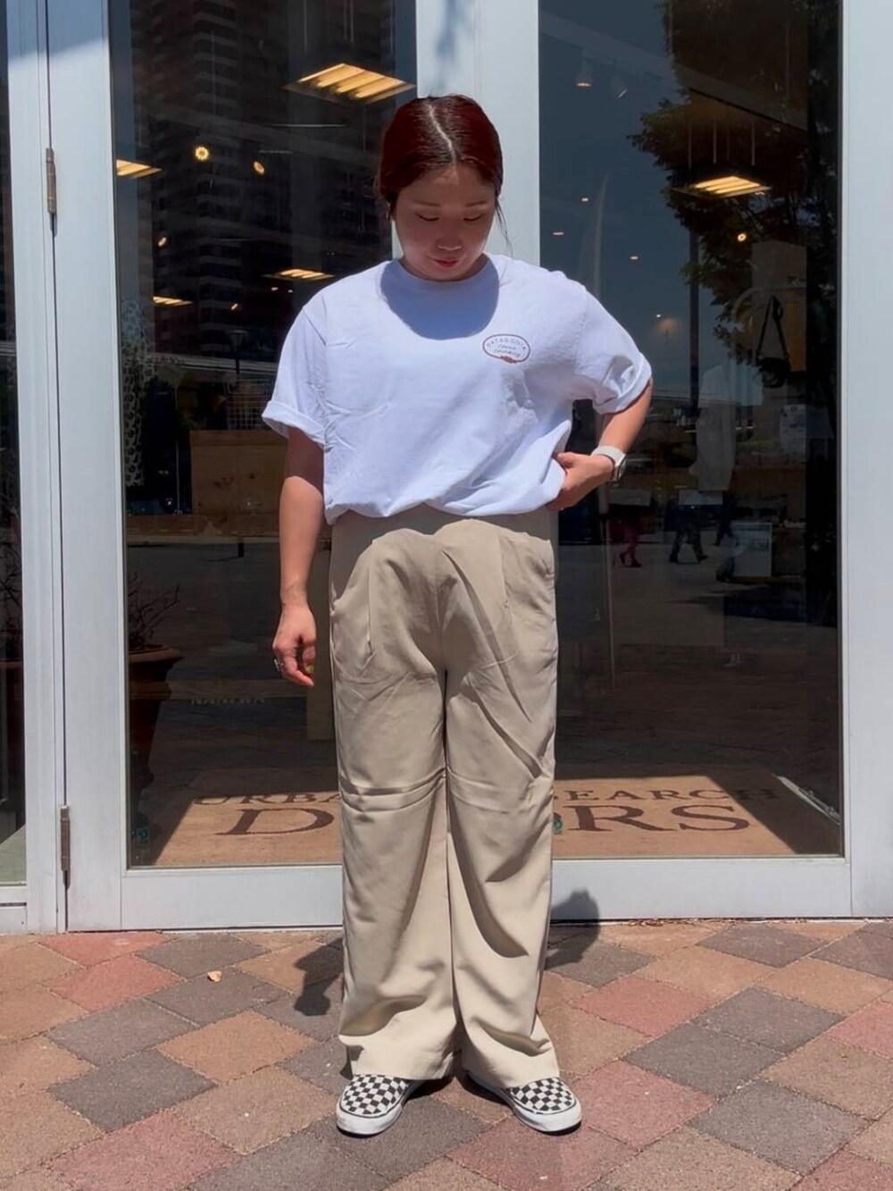 ベージュ系のその他パンツを着用したレディースの春コーディネートの2枚目の写真