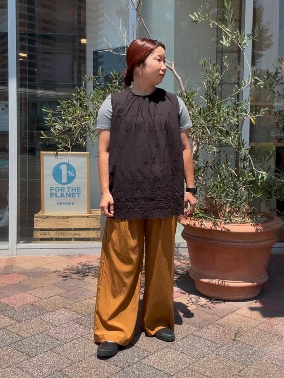 ブルー系のTシャツ/カットソー、イエロー系のその他パンツ、ブラック系のシャツ/ブラウスを着用したレディースの夏コーディネートの2枚目の写真