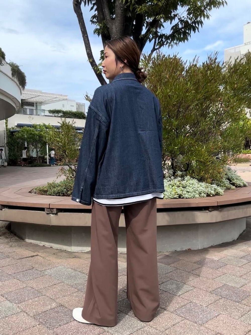 ホワイト系のTシャツ/カットソー、ブラウン系のその他パンツ、ブルー系のシャツ/ブラウスを着用したレディースの秋コーディネートの3枚目の写真