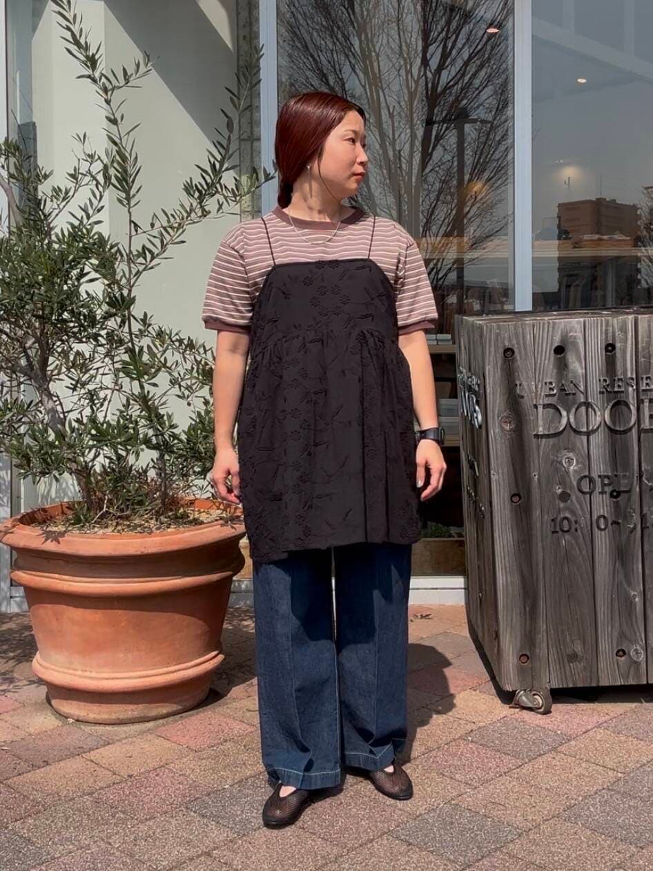 ブルー系のデニムパンツ、ブラック系のキャミソールを着用したレディースの春コーディネートの2枚目の写真