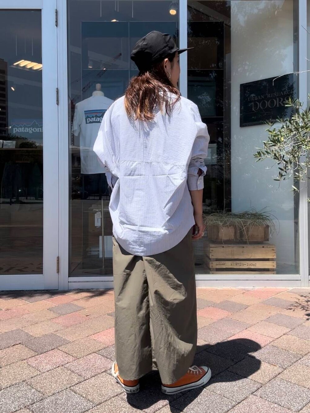 グリーン系のワンピース、グレー系のシャツ/ブラウス、ホワイト系のTシャツ/カットソーを着用したレディースの夏コーディネートの4枚目の写真