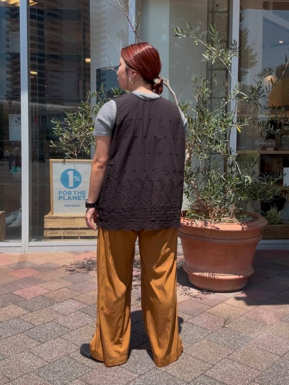 ブルー系のTシャツ/カットソー、イエロー系のその他パンツ、ブラック系のシャツ/ブラウスを着用したレディースの夏コーディネートの3枚目の写真