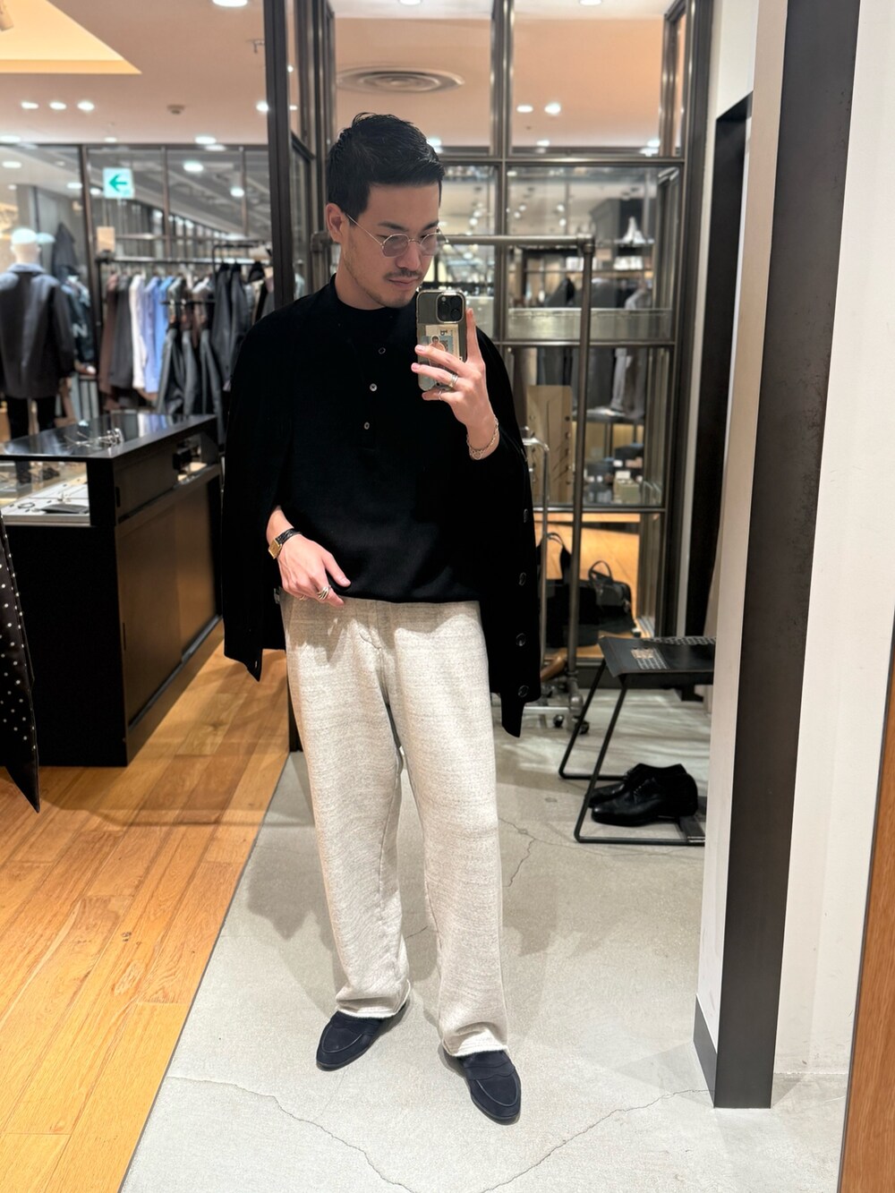 ブラック系のニット/セーター、ブラック系のカーディガン/ボレロ、グレー系のその他パンツを着用したメンズの秋コーディネートの2枚目の写真