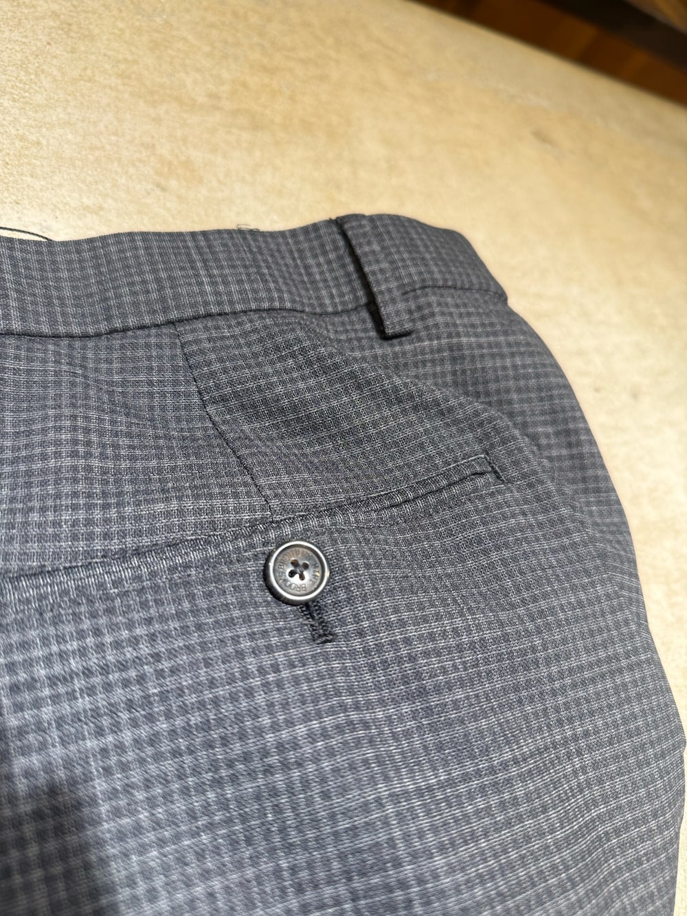 グレー系のその他パンツを着用したメンズの春コーディネートの3枚目の写真