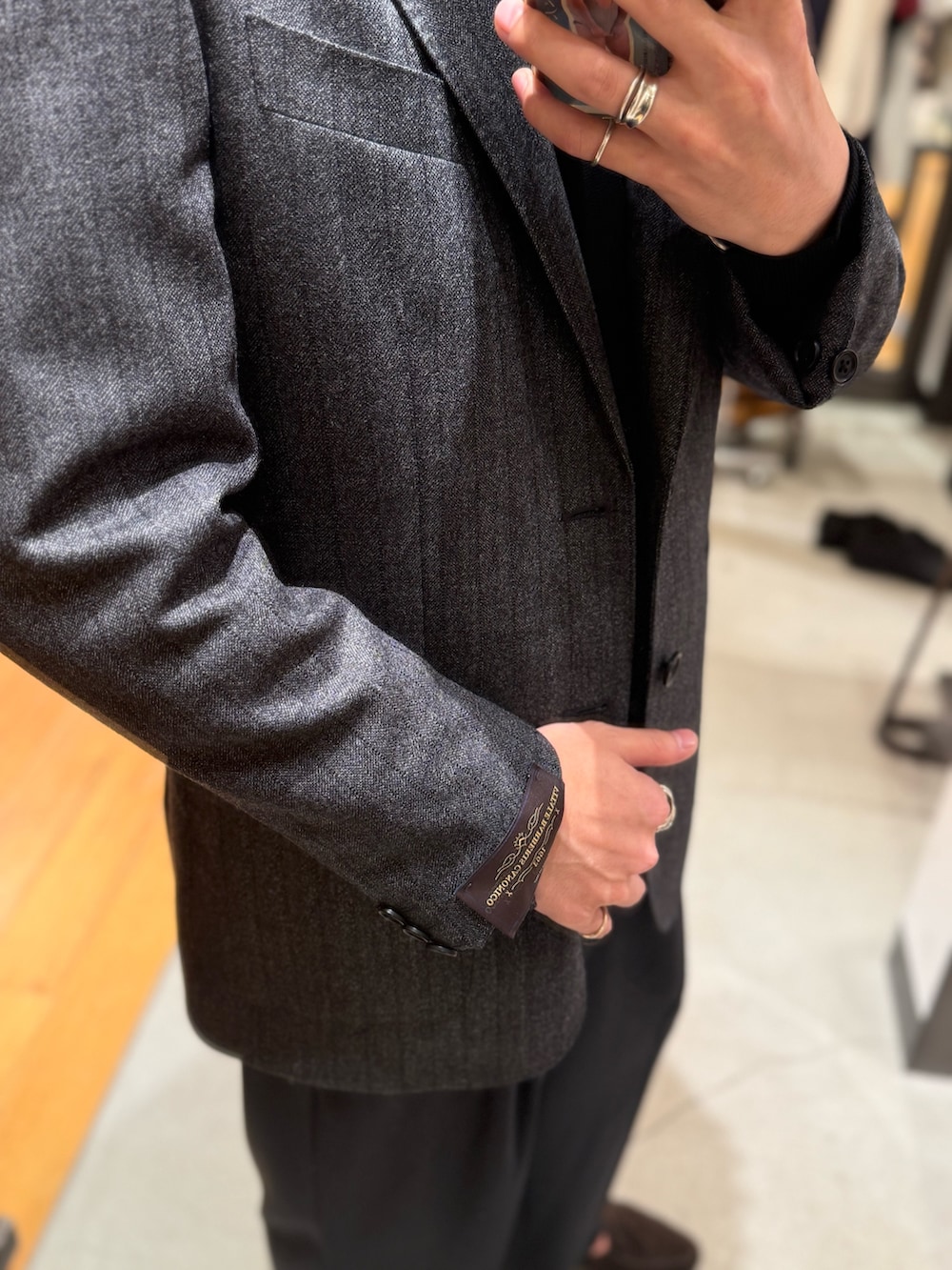 ブラック系のニット/セーター、ブラック系のその他パンツ、シルバー系のメガネを着用したメンズの秋コーディネートの3枚目の写真