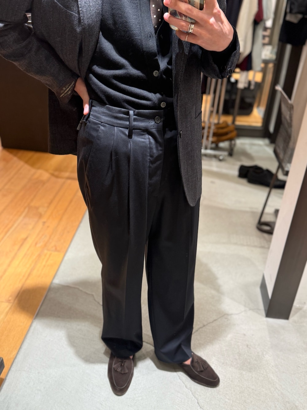 ブラック系のニット/セーター、ブラック系のその他パンツ、シルバー系のメガネを着用したメンズの秋コーディネートの2枚目の写真