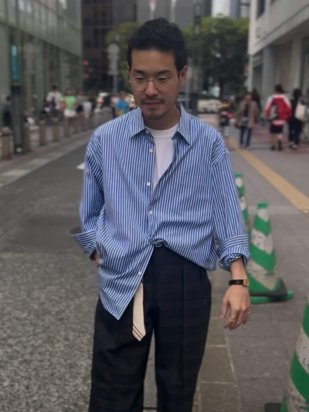ブルー系のシャツ/ブラウス、その他のその他パンツ、シルバー系のメガネを着用したメンズの夏コーディネートの2枚目の写真