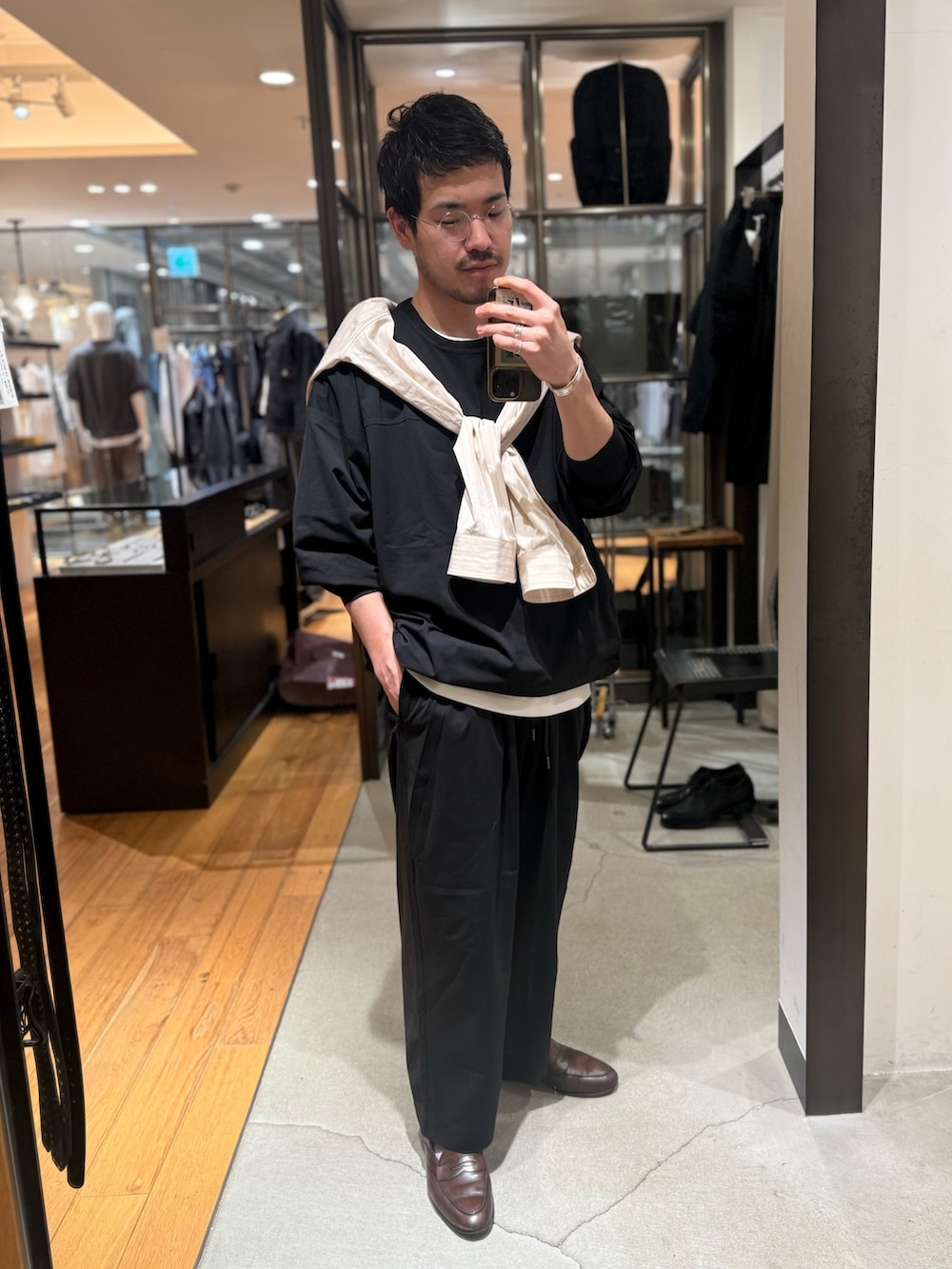 ブラック系のその他パンツ、ホワイト系のTシャツ/カットソー、ブラック系のTシャツ/カットソーを着用したメンズの春コーディネートの2枚目の写真