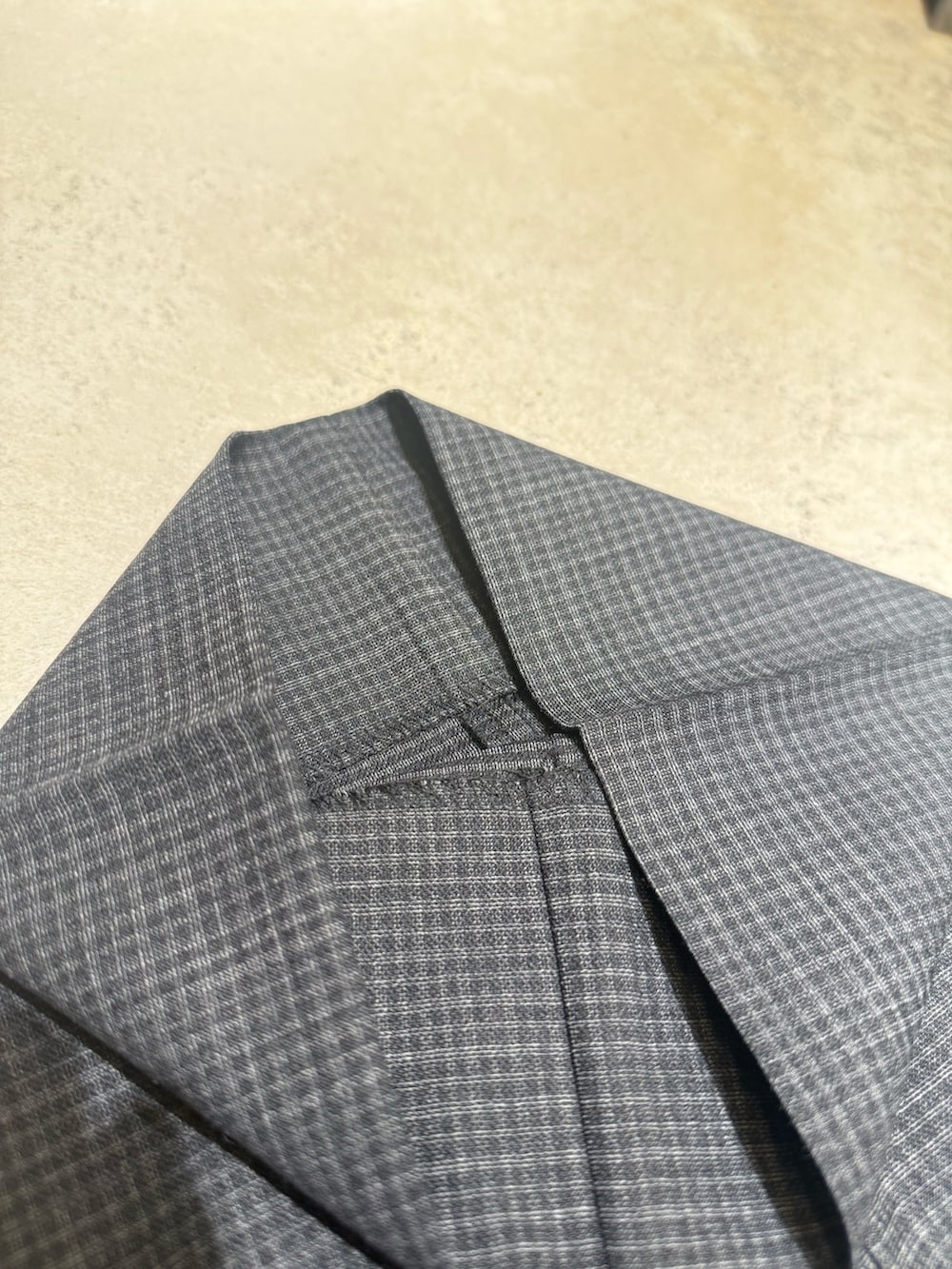 グレー系のその他パンツを着用したメンズの春コーディネートの4枚目の写真