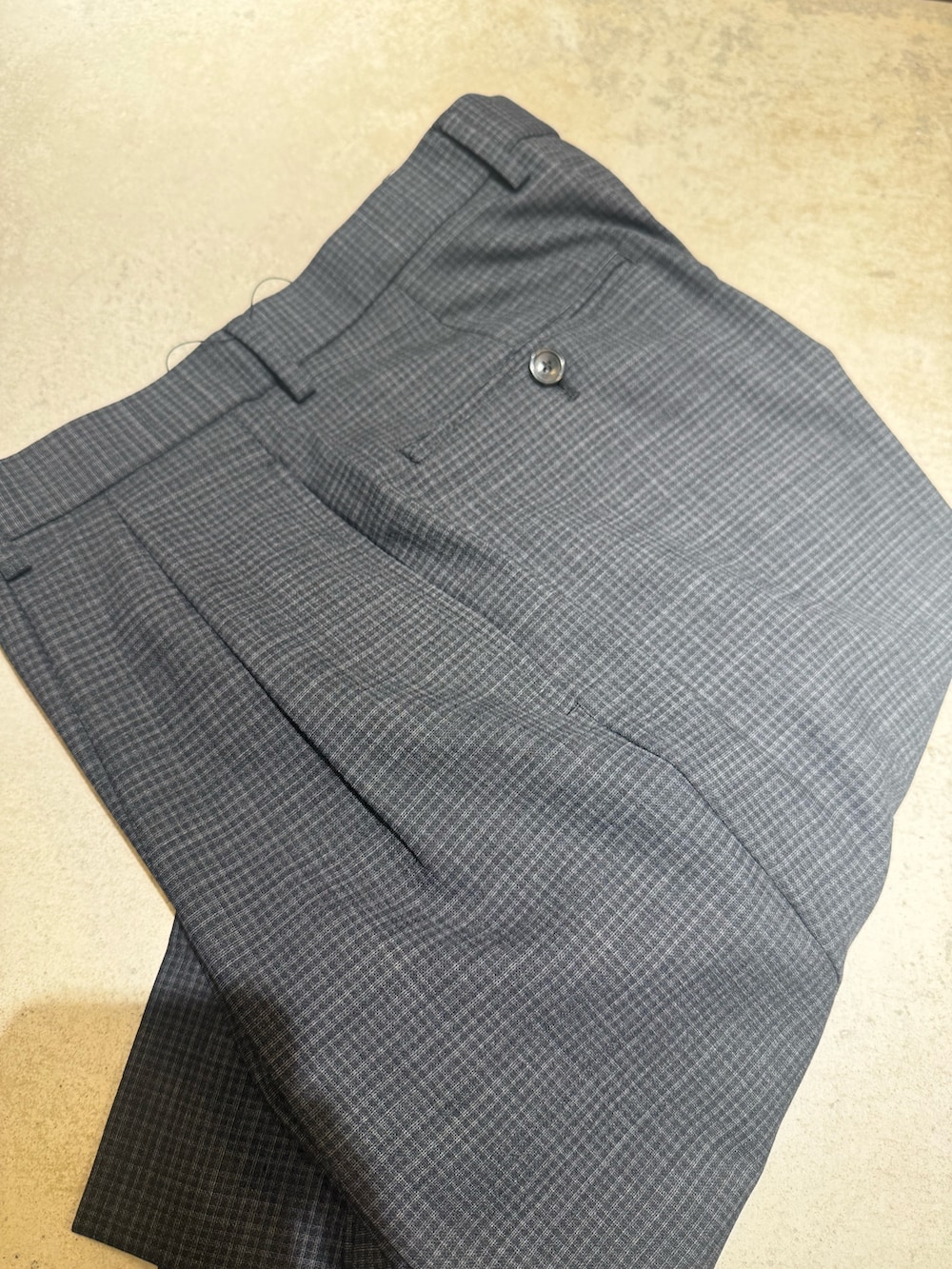 グレー系のその他パンツを着用したメンズの春コーディネートの2枚目の写真