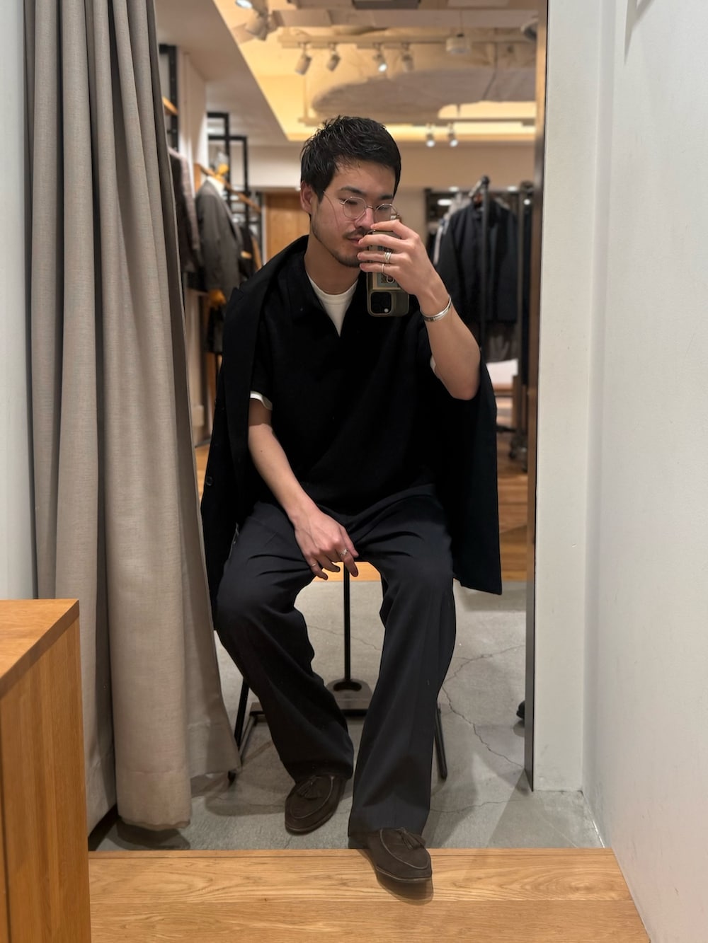 ホワイト系のTシャツ/カットソー、ブラック系のニット/セーター、ブラック系のその他アウターを着用したメンズの春コーディネートの2枚目の写真