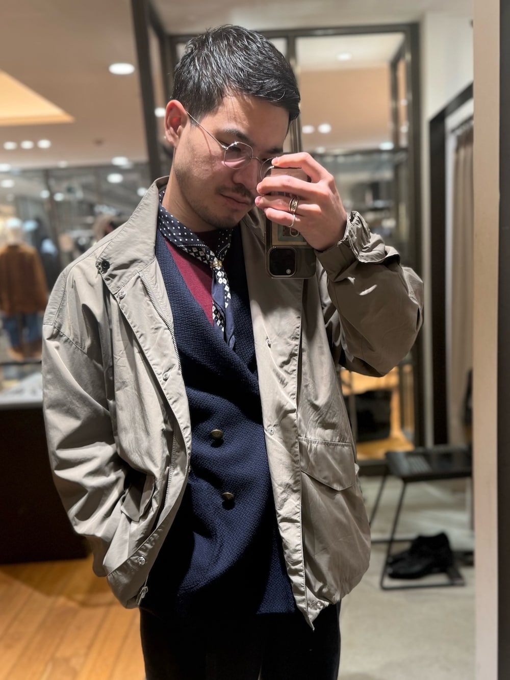 グレー系のナイロンジャケット、シルバー系のメガネを着用したメンズの冬コーディネートの2枚目の写真