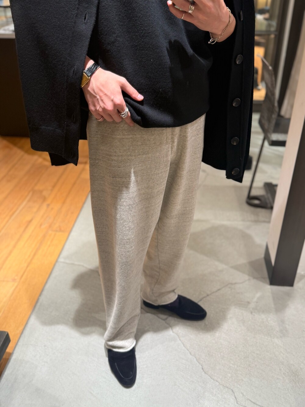 ブラック系のニット/セーター、ブラック系のカーディガン/ボレロ、グレー系のその他パンツを着用したメンズの秋コーディネートの3枚目の写真