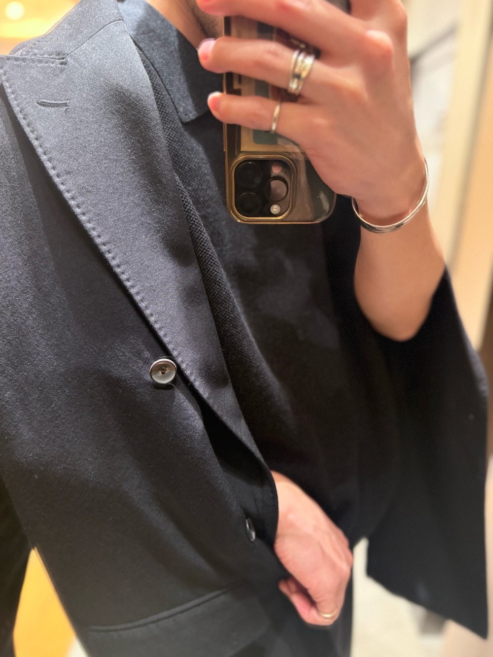 ホワイト系のTシャツ/カットソー、ブラック系のニット/セーター、ブラック系のその他アウターを着用したメンズの春コーディネートの3枚目の写真