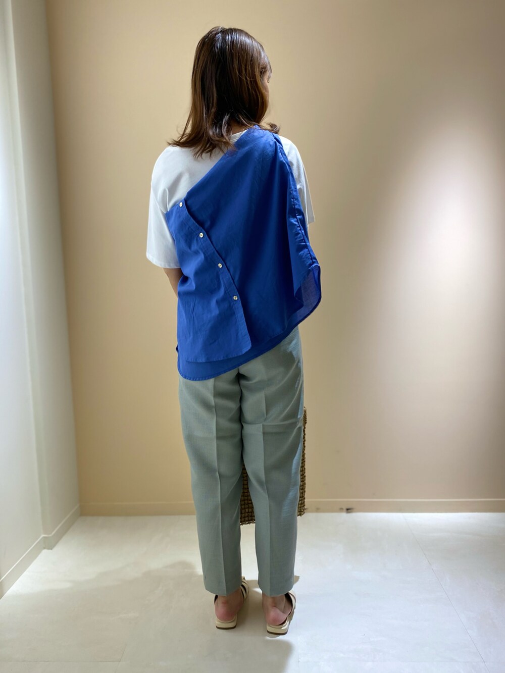 ホワイト系のサンダル、ベージュ系のトートバッグ、グリーン系のその他パンツを着用したレディースの夏コーディネートの3枚目の写真