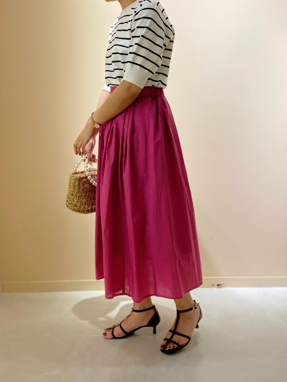 ブラック系のサンダル、ベージュ系のトートバッグ、ホワイト系のニット/セーターを着用したレディースの夏コーディネートの3枚目の写真