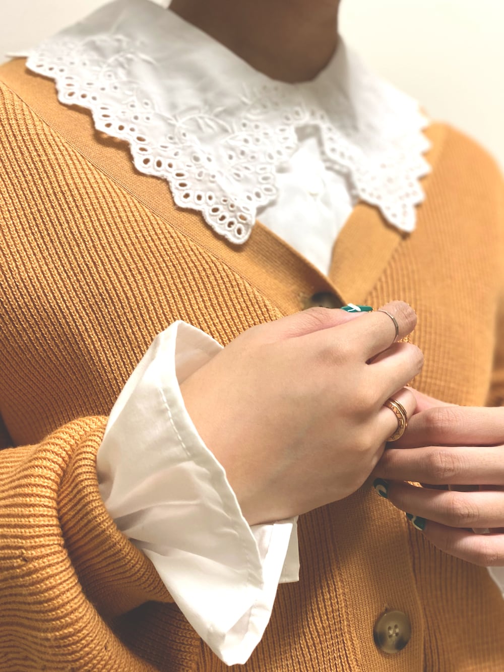 ブラウン系のその他パンツ、オレンジ系のカーディガン/ボレロ、ベージュ系のブーツを着用したレディースの秋コーディネートの3枚目の写真