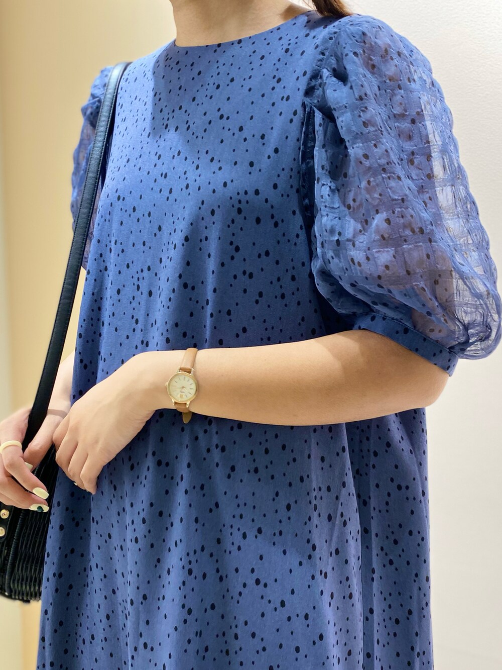 ブラック系のショルダーバッグ、シルバー系のサンダル、ブルー系のワンピースを着用したレディースの夏コーディネートの3枚目の写真