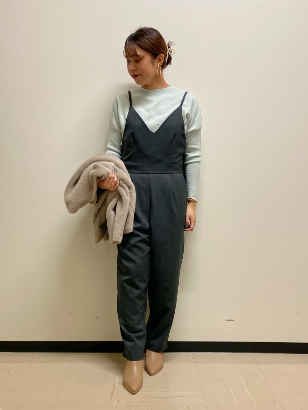 「アウター、グリーン、オールインワン、大人カジュアル、リバーシブル、きれいめカジュアル、大人ガーリー」｜「Te chichiのクルーネック袖リブニット（ニット/セーター、グリーン系）」を使った、ERIKAさん（レディース・157cm）の秋コーディネートの3枚目の写真
