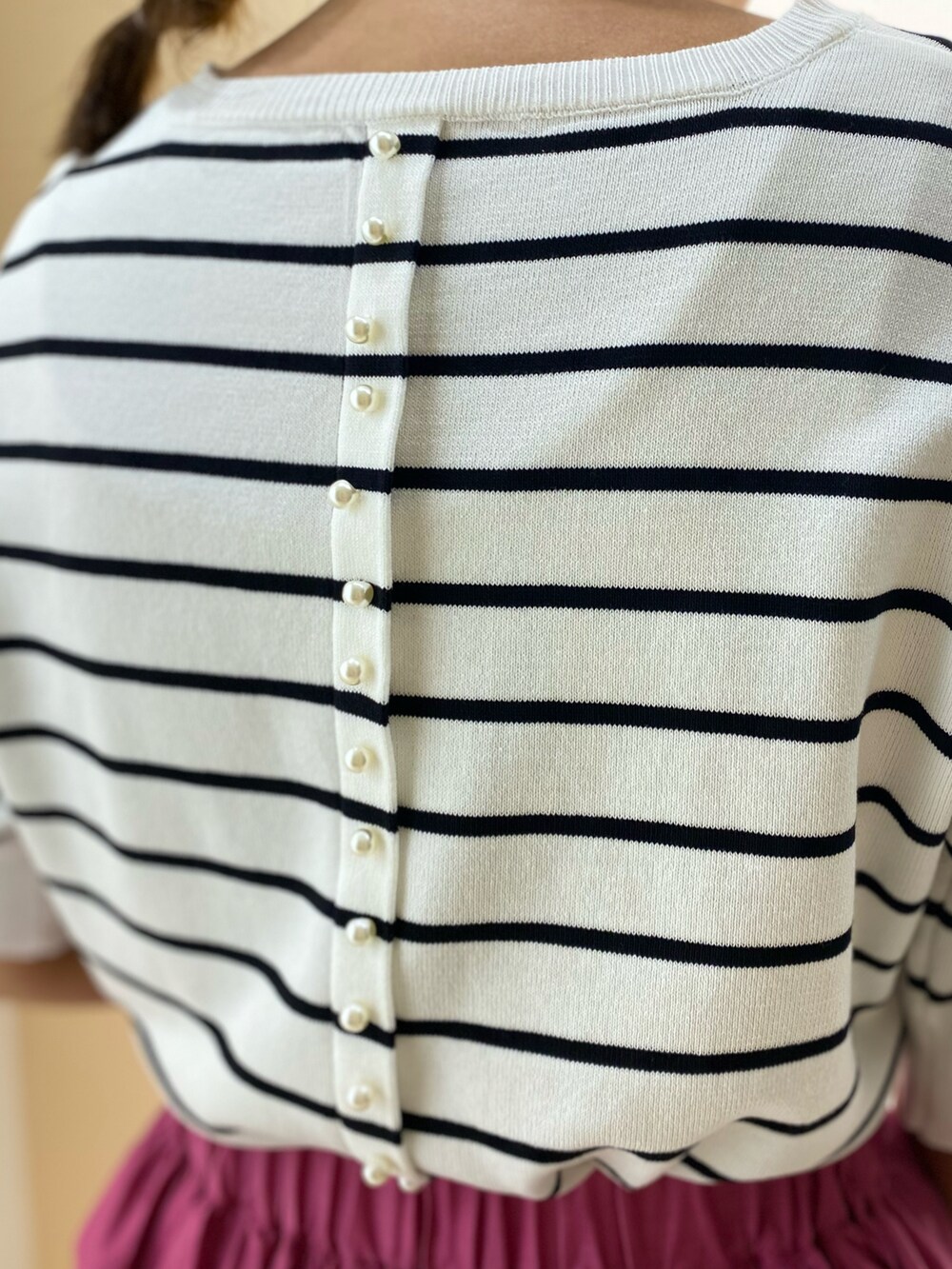 ブラック系のサンダル、ベージュ系のトートバッグ、ホワイト系のニット/セーターを着用したレディースの夏コーディネートの4枚目の写真