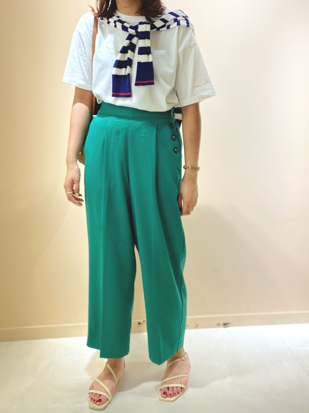 「休日スタイル、オトナカジュアル、春夏コーデ、サンダル、夏、グリーン、Tシャツ、ロゴT、パンツスタイル」｜「Te chichiのナローストラップサンダル（サンダル、ホワイト系）」を使った、ERIKAさん（レディース・157cm）の夏コーディネートの3枚目の写真