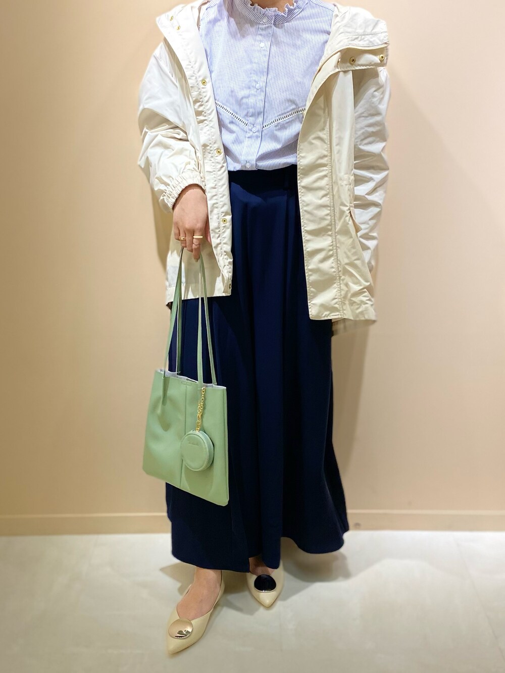 「春カラー、ラクチンコーデ、オトナ女子、ブラウス、春コーデ、春アウター」｜「Te chichiのプレート×セパレートパンプス（パンプス、ホワイト系）」を使った、ERIKAさん（レディース・157cm）の春コーディネートの2枚目の写真