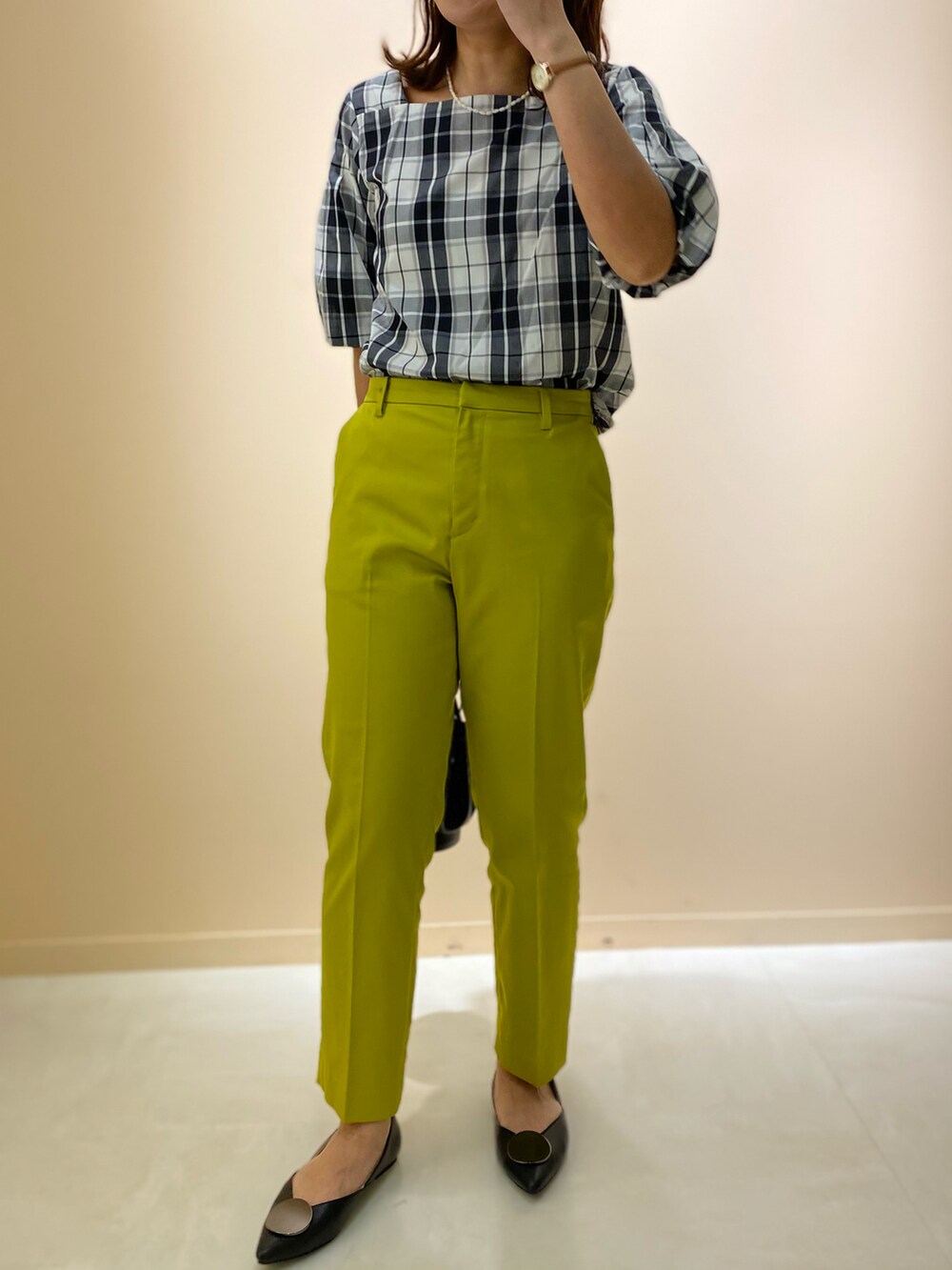 イエロー系のその他パンツ、ブラック系のショルダーバッグ、ブラック系のパンプスを着用したレディースの春コーディネートの2枚目の写真