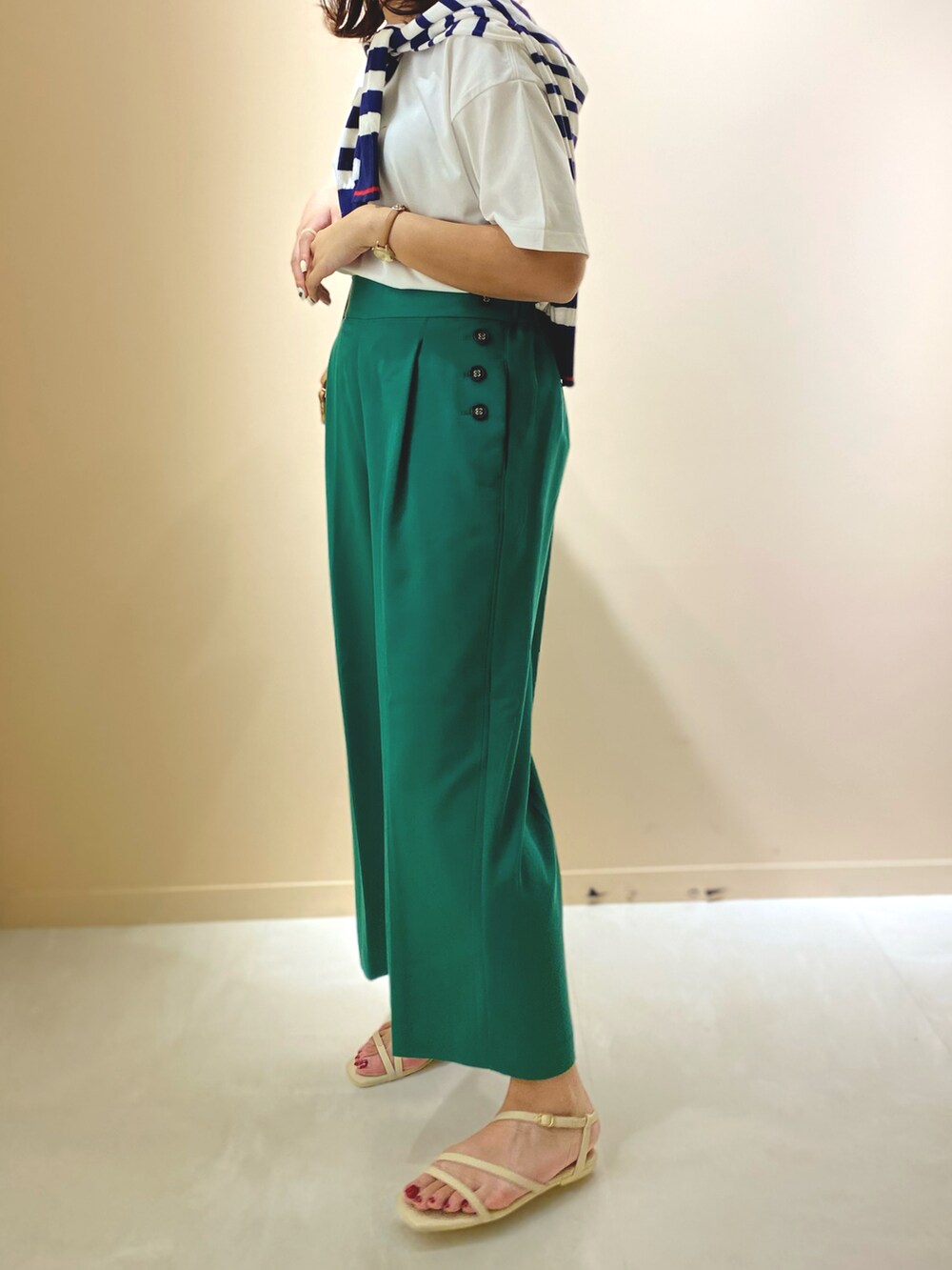 「休日スタイル、オトナカジュアル、春夏コーデ、サンダル、夏、グリーン、Tシャツ、ロゴT、パンツスタイル」｜「Te chichiのナローストラップサンダル（サンダル、ホワイト系）」を使った、ERIKAさん（レディース・157cm）の夏コーディネートの4枚目の写真