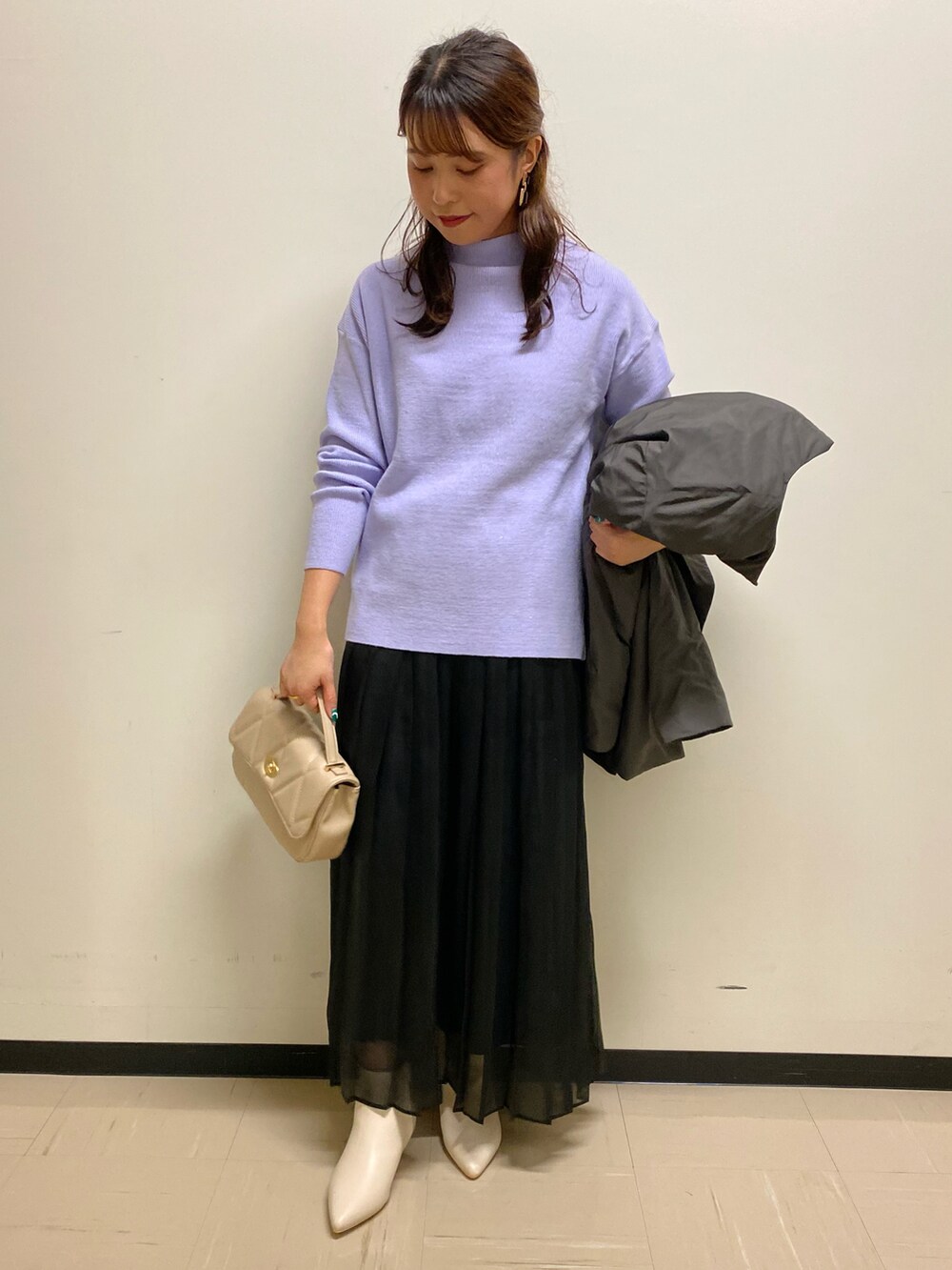 「アウター、スカート、ラメ、大人女子、スカートスタイル、秋冬コーデ、ニットコーデ」｜「Te chichiのハンドル付キルティングショルダーバッグ（ショルダーバッグ、ベージュ系）」を使った、ERIKAさん（レディース・157cm）の冬コーディネートの2枚目の写真