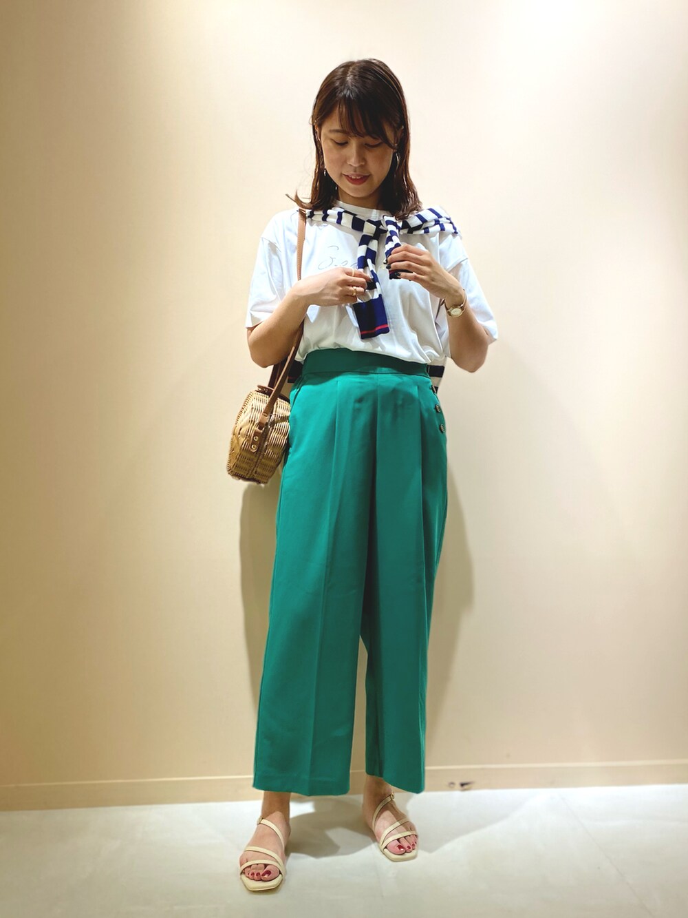 「休日スタイル、オトナカジュアル、春夏コーデ、サンダル、夏、グリーン、Tシャツ、ロゴT、パンツスタイル」｜「Te chichiのナローストラップサンダル（サンダル、ホワイト系）」を使った、ERIKAさん（レディース・157cm）の夏コーディネートの2枚目の写真